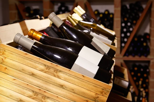 Adega de vinho do Mediterrâneo com garrafas — Fotografia de Stock