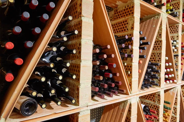 Bodega de vino del Mediterráneo con botellas — Foto de Stock