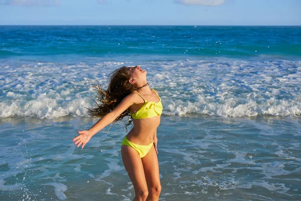 Bikini girl jumping w Karaibski zachód słońca plaża — Zdjęcie stockowe