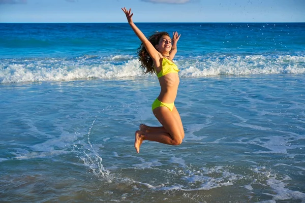 Bikini flicka hoppande i Caribbean sunset beach — Stockfoto