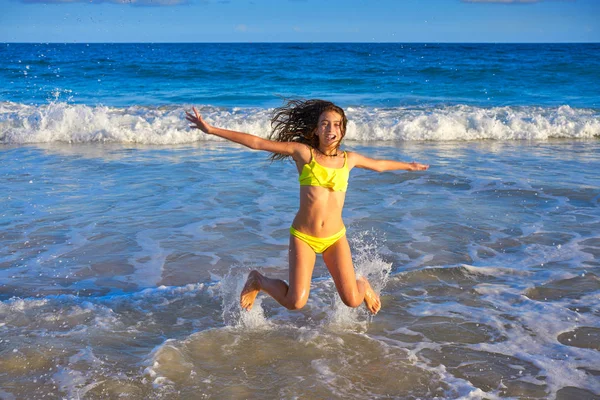 Bikini ragazza che salta in spiaggia caraibica tramonto — Foto Stock