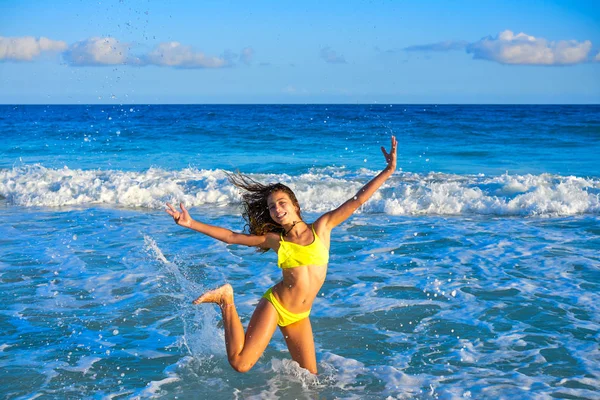 Bikini girl springen in Caribbean sunset beach — Stockfoto