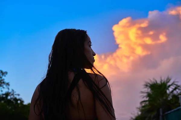 Solnedgång himlen med vacker flicka bakifrån — Stockfoto