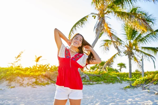 Счастливая латинская красавица на карибском пляже — стоковое фото
