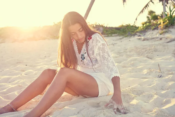 Latina linda menina pôr do sol na praia do Caribe — Fotografia de Stock