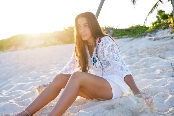 Latina linda menina pôr do sol na praia do Caribe — Fotografia de Stock