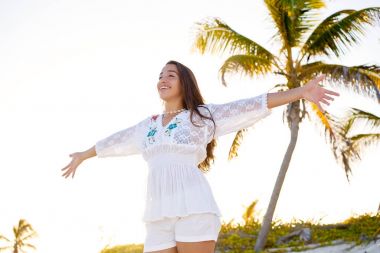 Latin kız mutlu Kollarını açarak Caribbean Beach