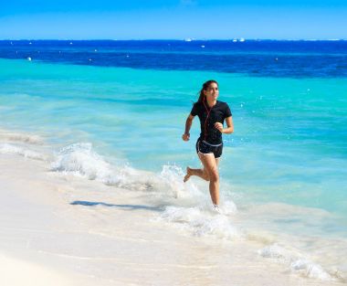 Latin kız Karayip kıyı Beach'te çalıştıran