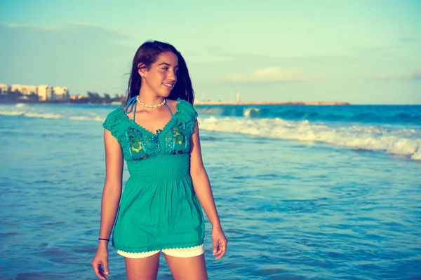 カリブ海ビーチの夕日でラテン美女 — ストック写真