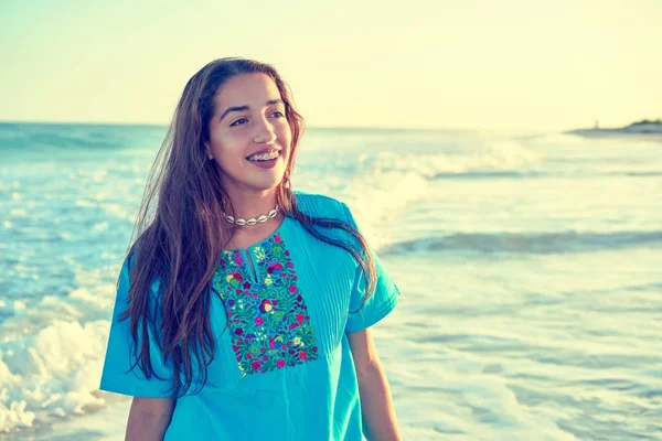 Latin vacker flicka i karibiska stranden sunset — Stockfoto