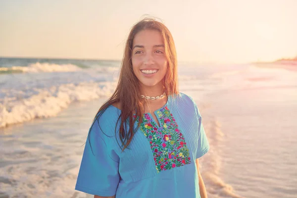 Latin a szép lány, a Karib-tenger strand sunset — Stock Fotó