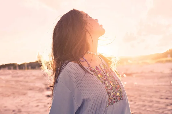 Latina hermosa chica feliz en playa puesta de sol — Foto de Stock