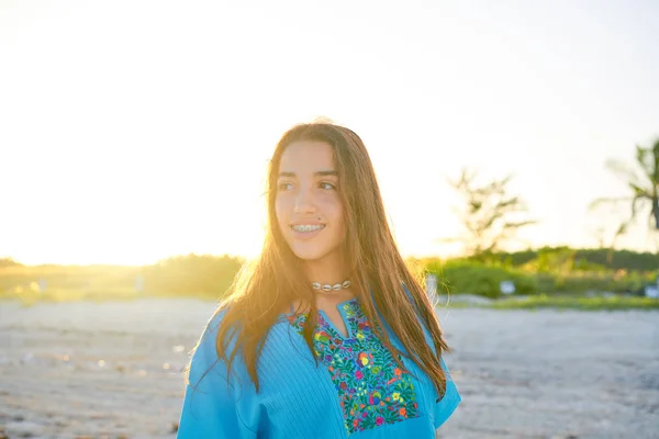 Latin güzel kız mutlu plaj gün batımı — Stok fotoğraf