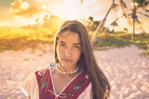 拉丁美丽的女孩在海滩日落愉快 — 图库照片