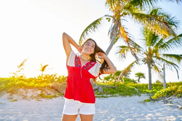 Happy latine belle fille dans les Caraïbes plage — Photo