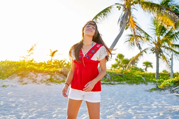 Felice latina bella ragazza in spiaggia caraibica — Foto Stock