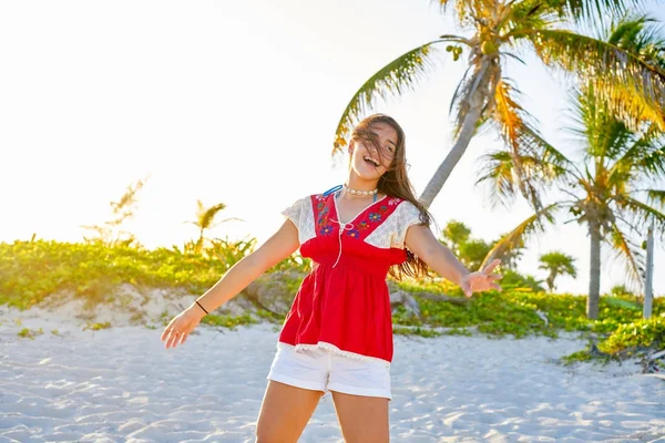 카리브 해변에서 행복 한 라틴어 미소녀 — 스톡 사진