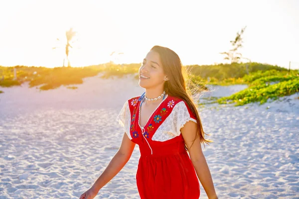 Gelukkig Latijns-mooi meisje lopen in Caribisch gebied — Stockfoto