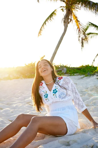 Latin güzel kız günbatımı Caribbean Beach — Stok fotoğraf