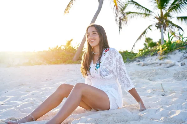 Latina linda menina pôr do sol na praia do Caribe — Fotografia de Stock