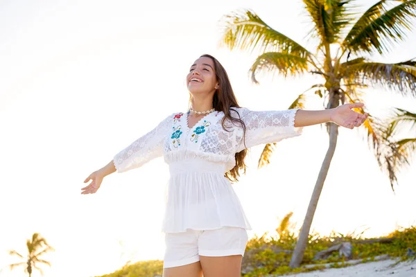 Lateinisches Mädchen glücklich mit offenen Armen am karibischen Strand — Stockfoto