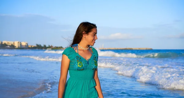 Latina linda menina no Caribe praia por do sol — Fotografia de Stock