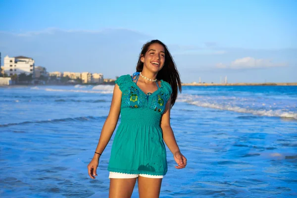 Latina linda menina no Caribe praia por do sol — Fotografia de Stock