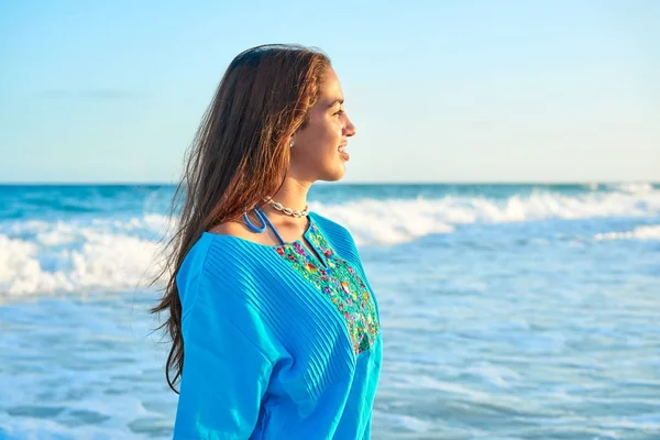 Łacińska piękna dziewczyna w Karaiby Plaża Zachód słońca — Zdjęcie stockowe