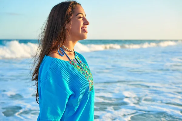 Latina linda menina no Caribe praia por do sol — Fotografia de Stock