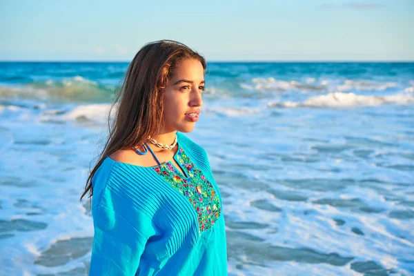 Latina linda menina no Caribe praia por do sol — Fotografia de Stock