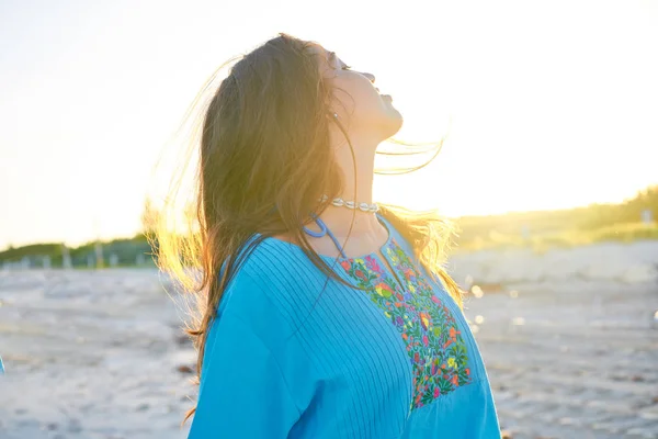 Latein schöne Mädchen glücklich im Sonnenuntergang am Strand — Stockfoto