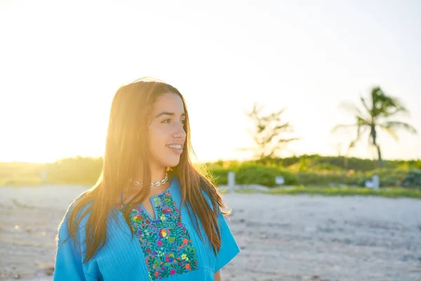 Latina menina bonita feliz no pôr do sol praia — Fotografia de Stock