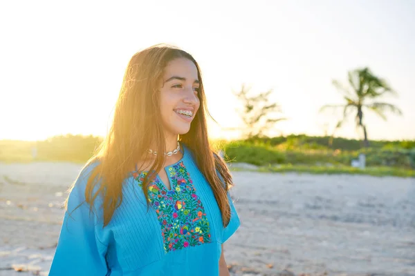 Latina menina bonita feliz no pôr do sol praia — Fotografia de Stock