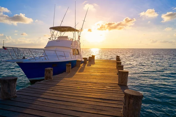 Riviera Maya Sonnenaufgang Boot am Strand Pier — Stockfoto