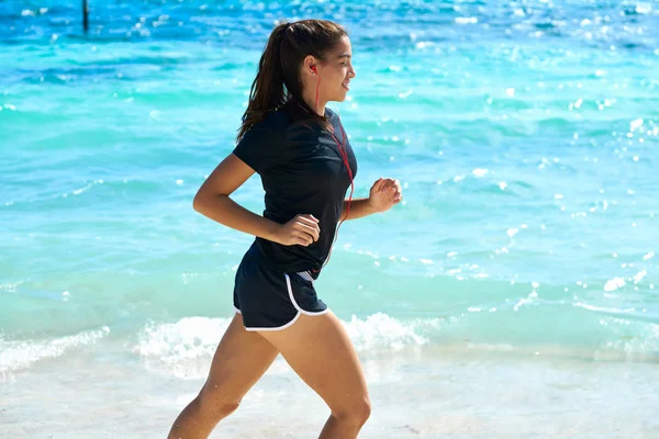 Menina latina correndo na praia caribenha — Fotografia de Stock
