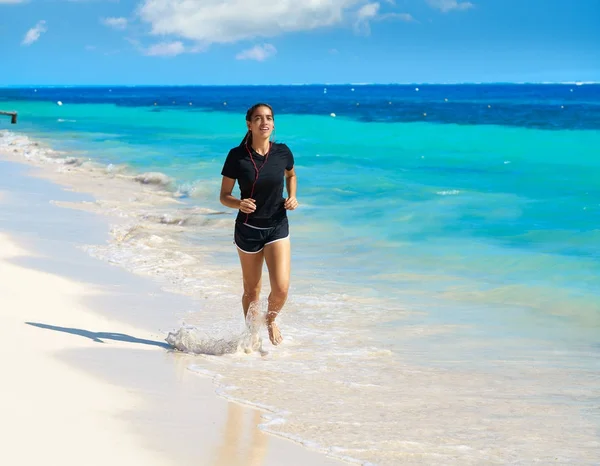 Menina latina correndo na praia caribenha — Fotografia de Stock