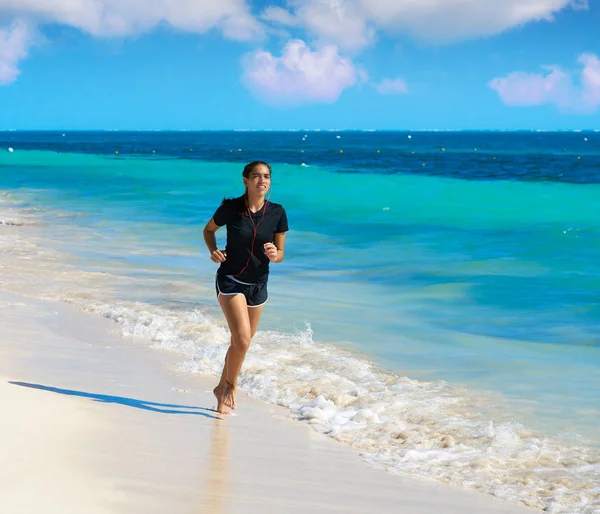 Lateinisches Mädchen läuft am Strand der Karibik — Stockfoto