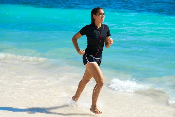 Chica latina corriendo en playa caribeña — Foto de Stock