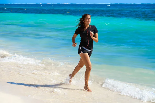 Latina ragazza in esecuzione in spiaggia caraibica riva — Foto Stock