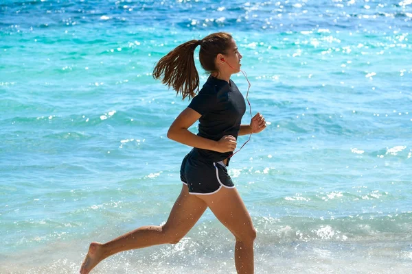 Lateinisches Mädchen läuft am Strand der Karibik — Stockfoto