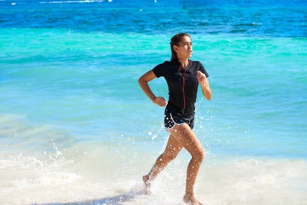 Menina latina correndo na praia caribenha — Fotografia de Stock