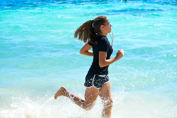 Menina latina correndo na praia caribenha — Fotografia de Stock