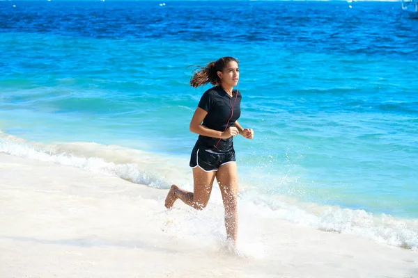 Lateinisches Mädchen läuft am Strand der Karibik — Stockfoto