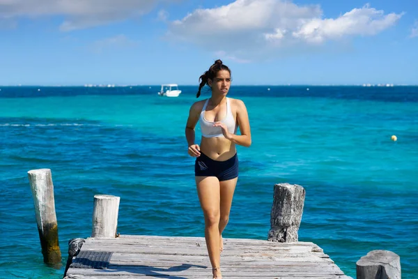 Ragazza latina in esecuzione in spiaggia molo caraibico della Riviera Maya — Foto Stock