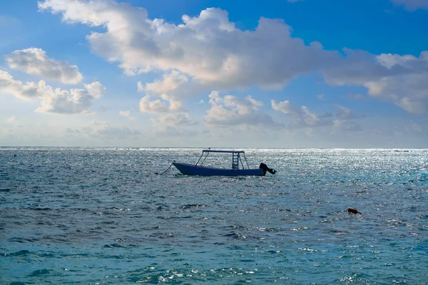 Mer des Caraïbes plage avec bateau au Mexique — Photo
