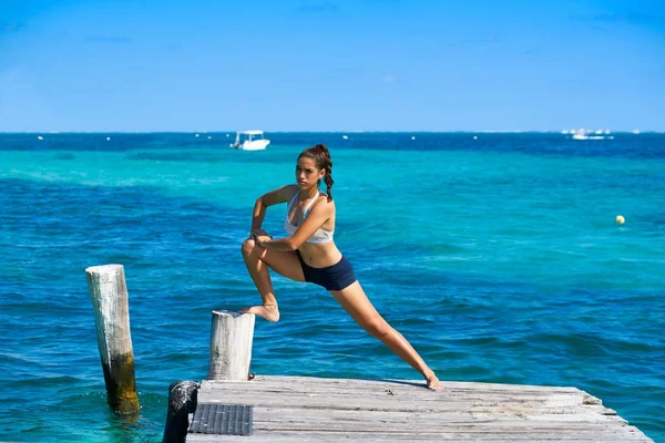 Latince sporcu kadın Karayipler'de germe — Stok fotoğraf