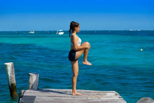 Atleta latino mulher alongamento no Caribe — Fotografia de Stock