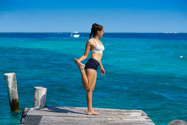 Atleta latino mulher alongamento no Caribe — Fotografia de Stock