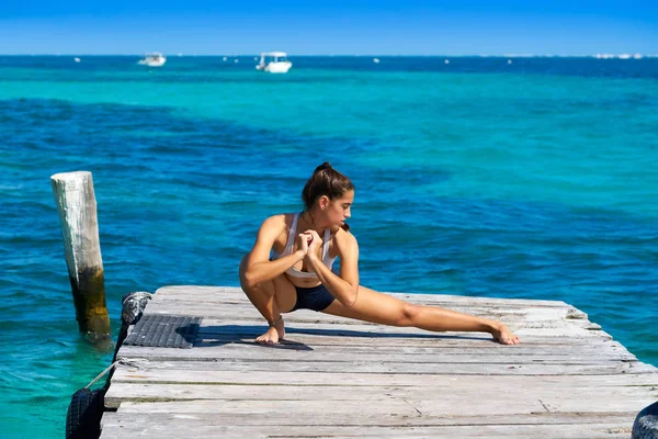 Mujer atleta latina estirándose en el Caribe — Foto de Stock