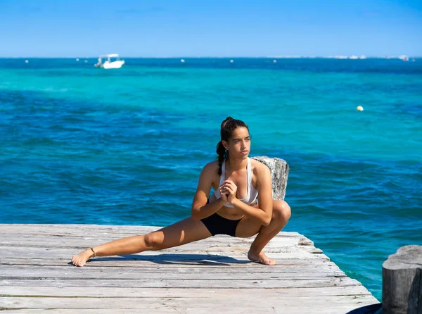 Mujer atleta latina estirándose en el Caribe — Foto de Stock